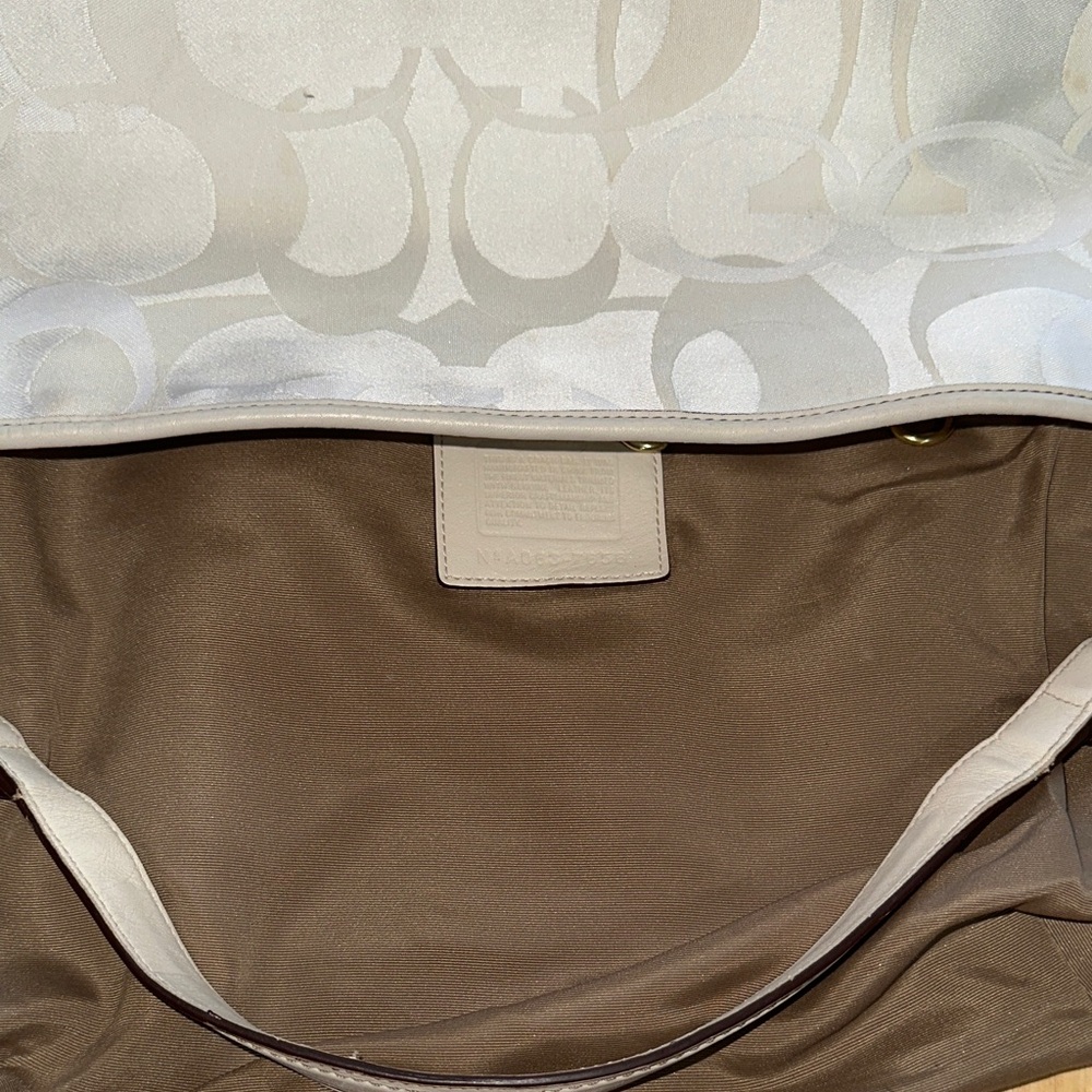 Coach 2006 Cream Designer Hobo Bag Like New - Picture 13 of 14
